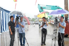 Dọc đường tác nghiệp của mỗi phóng viên luôn song hành với nhiều câu chuyện thú vị nhưng cũng tiềm ẩn không ít rủi ro, mạo hiểm. Ảnh: Tiên Giang