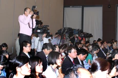 Báo chí, trong chừng mực nào đó có vai trò rất quan trọng trong việc điều chỉnh hành vi của doanh nghiệp. Ảnh: Nhã Chi