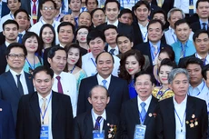 Thủ tướng Chính phủ Nguyễn Xuân Phúc gặp gỡ các đại biểu Chương trình Nhà báo đồng hành cùng doanh nghiệp, doanh nhân lần thứ hai, tổ chức ngày 10/6/2016 tại Hà Nội. Ảnh: Quang Hiếu