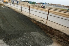 Trong hơn 3 năm qua, Công ty TNHH Xây dựng Tiến Phú được công bố trúng 23 gói thầu trên địa bàn tỉnh Thái Bình, trong đó có 17 gói tại huyện Hưng Hà. Ảnh: Nhã Chi