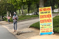 Hoạt động môi giới bất động sản còn nhiều tồn tại, bất cập, ảnh hưởng đến tính lành mạnh của thị trường và quyền lợi của khách hàng. Ảnh: Song Lê