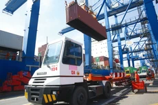 Có hiệu lực trong bối cảnh dịch Covid-19 diễn biến phức tạp,
Hiệp định EVFTA được kỳ vọng tạo động lực mới vực dậy xuất khẩu và tăng trưởng
kinh tế. Ảnh: Lê Tiên