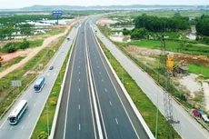 Sau khi tách thành 2 dự án độc lập, tổng mức đầu tư dự kiến
của tuyến cao tốc Vân Đồn - Móng Cái đã tăng từ 11.195 tỷ đồng lên 12.699 tỷ đồng.
Ảnh: Lê Tiên