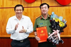 Bí thư Tỉnh ủy, Chủ tịch HĐND tỉnh Long An Phạm Văn Rạnh trao quyết định và chúc mừng Đại tá Lâm Minh Hồng