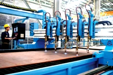 Việc không ngừng vận dụng các công nghệ mới trong sản xuất để
đẩy xa các giới hạn của năng suất lao động, nâng cao hiệu quả sản xuất là rất cần
thiết để phát triển kinh tế hậu Covid-19. Ảnh: Lê Tiên