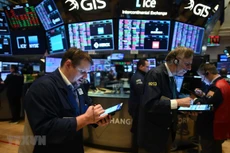 Giao dịch viên làm việc tại Sở giao dịch chứng khoán New York, Mỹ. (Ảnh: AFP/TTXVN)