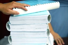Đối với phương thức lựa chọn nhà thầu 1 giai đoạn 2 túi hồ
sơ, pháp luật không quy định phải công bố thư giảm giá tại thời điểm mở hồ sơ đề
xuất kỹ thuật. Ảnh: Lê Tiên