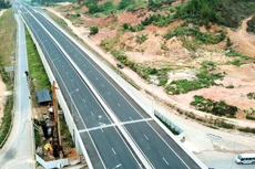 Đối với các dự án BOT giao thông, thời gian vận hành khai
thác dài, nhiều rủi ro trong vận hành có thể xảy ra. Ảnh: Lê Tiên