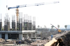 Một số gói thầu bị các nhà thầu phản ứng khi hồ sơ mời thầu
đưa ra yêu cầu chỉ huy trưởng công trình phải có chứng chỉ hành nghề giám sát
thi công xây dựng. Ảnh: Nhã Chi