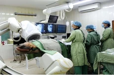 Các bác sĩ của Bệnh viện Thống Nhất đang thực hiện kỹ thuật vẽ bản đồ điện học trong tim (Ensite) cho bệnh nhân