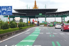 Hạn chót đến ngày 31/12, tất cả các trạm thu phí BOT phải chuyển sang thu phí không dừng. Ảnh: Lê Tiên