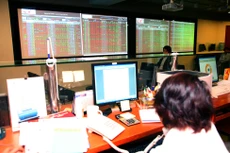 Thời gian qua có nhiều trường hợp lãnh đạo các công ty niêm
yết cam kết về giá cổ phiếu, thông tin có cổ đông chiến lược… với mục đích
“kéo” thị giá lên, huy động vốn. Ảnh: Nhã Chi