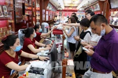 Giá vàng giao dịch dưới ngưỡng 57 triệu đồng/lượng. Ảnh: Trần Việt - TTXVN