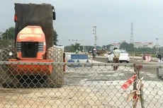 Bên mời thầu yêu cầu nhà thầu phải có hợp đồng tương tự làm trên “đường quốc lộ” vì công trình nằm trên Quốc lộ 1, vừa thi công vừa phải bảo đảm giao thông trên tuyến. Ảnh: Nhã Chi