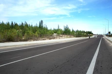 Việc đầu tư các tuyến đường liên vùng và tuyến đường ven biển sẽ góp phần hoàn chỉnh hệ thống hạ tầng giao thông, mở rộng không gian phát triển kinh tế cho các tỉnh miền Trung, Tây Nguyên. Ảnh: Lê Tiên