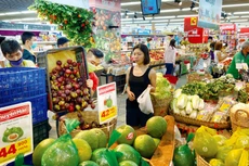 Tổng mức bán lẻ hàng hóa và doanh thu dịch vụ tiêu dùng tháng 8 giảm 2,7% so với tháng 7 do ảnh hưởng tiêu cực của dịch Covid-19. Ảnh: Tâm An