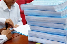 Không ít hồ sơ mời thầu yêu cầu nhà thầu phải chứng minh có mỏ khai thác đất, đá hoặc có hợp đồng nguyên tắc với đơn vị cung cấp có mỏ tại địa bàn thực hiện gói thầu. Ảnh: Lê Tiên