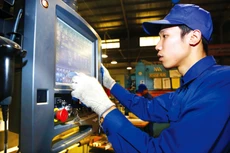 Quy định về bảo vệ cổ đông tốt sẽ đóng góp quan trọng làm
cho doanh nghiệp trở thành công cụ kinh doanh an toàn, qua đó thúc đẩy huy động
vốn đầu tư. Ảnh: Trần Đức Nghĩa