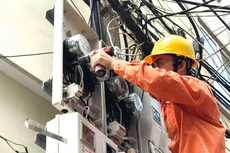 Hiện nay, điện phần lớn được sản xuất từ những nguồn tài
nguyên không tái tạo và đang có nguy cơ cạn kiệt, vì thế buộc phải tạo áp lực về
giá để tiết kiệm điện. Ảnh: Tiên Giang