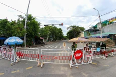 Đường vào thôn Lệ Sơn Nam bị phong tỏa sau khi phát hiện có người nhiễm COVID-19. (Ảnh: Trần Lê Lâm/TTXVN)