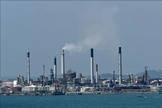 Một cơ sở lọc dầu của Công ty dầu khí Shell ở đảo Bukom, ngoài khơi Singapore. Ảnh: AFP/TTXVN