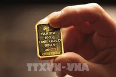 Trong ảnh: Vàng miếng được bán tại Dublin, Ireland. Ảnh: AFP/ TTXVN