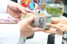 Theo quy định hiện hành, các tổ chức tín dụng phải đưa tỷ lệ
vốn ngắn hạn cho vay trung và dài hạn về mức 40% trong khoảng thời gian từ 1/1
đến 30/9/2020 và về mức 37% từ 1/10/2020. Ảnh: Lê Tiên