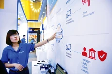 Mục tiêu của Chương trình đầu tư công về xây dựng hạ tầng số
giai đoạn 2021 - 2025 là đến năm 2025 kinh tế số chiếm 20% GDP. Ảnh: Lê Tiên