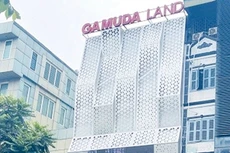Khách hàng của Dự án Gamuda Garden (Hà Nội) căng băng rôn biểu
tình. Ảnh: St