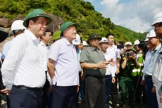 Thủ tướng Phạm Minh Chính (áo sẫm) động viên người lao động làm việc tại các dự án trọng điểm của Đà Nẵng