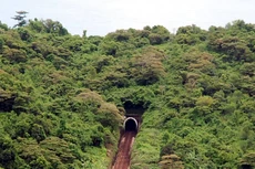 Một trong 6 hầm đường sắt qua đèo Hải Vân được xây dựng từ những năm 1926 - 1931 đang được khai thác. Ảnh: Hà Minh