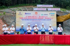 Liên danh Nhà thầu tiến hành nghi thức Lễ thông hầm 2 qua đèo Khe Nét trước 2 tháng 