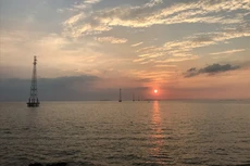 Đường dây trung thế 22kV vượt biển trên không dài 17,539 km thuộc Công trình. Ảnh: Lao Động