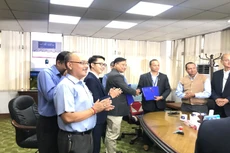 Tổng giám đốc Nepal Telecom - Ông Dilliram Adhikari trao hợp đồng cho đại diện liên danh nhà thầu VNPT Technology - Kalash