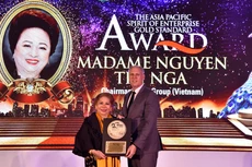 Ông Mark Reeves, Giám đốc Khối Gôn Tập đoàn BRG, thay mặt Madame Nguyễn Thị Nga nhận giải thưởng tại Hội nghị thường niên trong lĩnh vực gôn khu vực Châu Á - Thái Bình Dương 2019