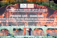 Tiến sĩ Ngô Quang Xuân, Phó Chủ tịch Trung ương Hội Kỷ lục gia Việt Nam thay mặt Hội đồng Xác lập Tổ chức Kỷ lục Châu Á trao bằng Kỷ lục Châu Á đến bà Võ Thị Phương Anh, Phó Tổng giám đốc Tập đoàn Trường Thịnh.