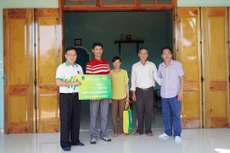 PVFCCo và nhà phân phối trao tặng nhà đại đoàn kết cho các hộ dân 