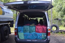 Bị truy đuổi, tài xế ô tô chở thuốc lá lậu đã bỏ xe trốn vào rừng