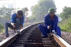 Công nhân bảo trì tuyến đường sắt Yên Viên - Lào Cai đoạn qua Phú Thọ.