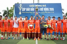 Tổng biên tập Đỗ Xuân Khánh trao Cup vô địch cho đội Ngân hàng TMCP Sài Gòn - Hà Nội (SHB). Ảnh: Lê Tiên