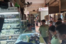 Cơ quan chức năng kiểm tra và tạm giữ lượng lớn đồng hồ tại chợ Bến Thành