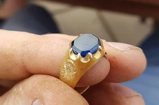 Một người đàn ông có thú vui tìm kiếm đồ cổ đã tìm thấy một chiếc nhẫn vàng có niên đại từ thời trung cổ tại cánh rừng Sherwood (Anh)