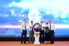 Đại điện lãnh đạo lãnh đạo Tập đoàn VNPT và lãnh đạo tỉnh Hòa Bình và nhấn nút khai trương Hệ thống Du lịch Thông minh tỉnh Hòa Bình