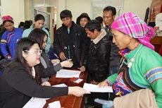 Phó Tổng biên tập Báo Đấu thầu Dương Thị Minh Thư trao quà Tết Canh Tý cho các hộ nghèo huyện Bảo Yên, tỉnh Lào Cai. Ảnh: Tường Lâm