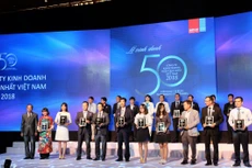 Bà Phan Thị Thanh Tâm - Phó Trưởng Văn phòng đại diện Vietcombank khu vực phía Nam (thứ 3 từ trái sang) nhận biểu trưng “Top 50 công ty kinh doanh hiệu quả nhất Việt Nam”