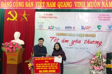 Cục trưởng Cục QLĐT Nguyễn Đăng Trương trao 80 triệu đồng hỗ trợ xây dựng bếp ăn tập thể Trường Mầm non xã Đồng Giáp. Ảnh: Hà Thắng