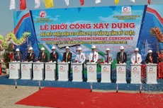 Chủ đầu tư và các vị khách quý nhấn nút khởi công xây dựng Nhà máy Nhiệt điện BOT Quảng Trị 1