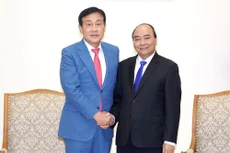 Thủ tướng Nguyễn Xuân Phúc và Chủ tịch Tập đoàn Tài chính Hana Kim Jung Tai - Ảnh: VGP