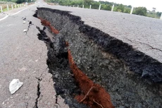 Nền đường của dự án 250 tỉ đồng tuyến tránh H.Chư Sê (Gia Lai) bị gãy nứt, sụt lún nặng. Nguồn Internet