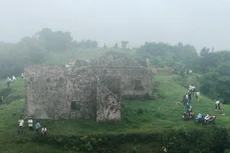 ẫu Sơn gồm một quần thể 80 ngọn núi lớn nhỏ có độ cao 800- 100m so với mực nước biển